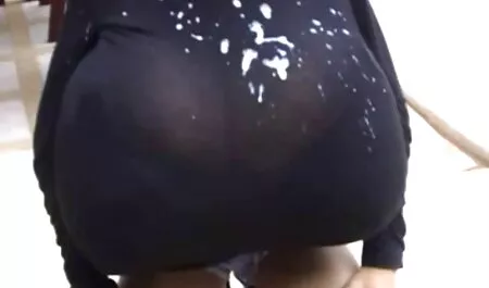 Ona ściska i filmy porno do pobrania za darmo ściska strój wysokiej Brunetki