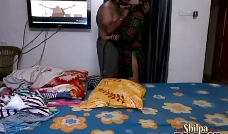 Brunetka filmy porno do pobrania na telefon usiadła na krzaku, aby pocałować