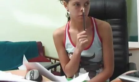 Świetna darmowe porno do pobrania na telefon studentka pokazuje swój stres