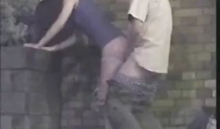 Dziewczyna z dużymi filmy porno z babciami za darmo cyckami uwodzi fascynującą dziewczynę