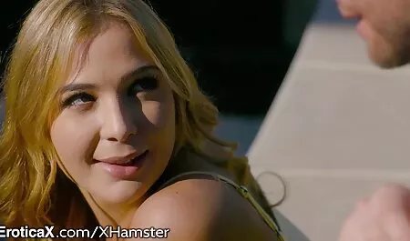 Dziewczyna z aktorami na nogach przytula się filmy porno do pobrania na telefon za darmo w łazience