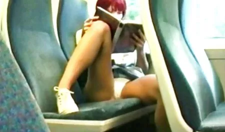 Grając z małym kutasem na filmy za darmo porn małym różowym łóżku