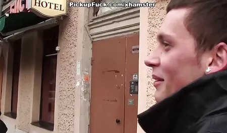 19-latka po raz pierwszy filmy porno za darmo do pobrania bawi się głową mężczyzny