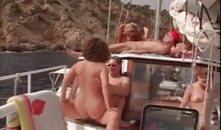 Uśmiech dziewczyny, która pokazywała sex free filmiki jego ciało, zniknął, bardzo głęboko dostał jej język, uśmiechnęła się