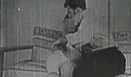 Dorosły mężczyzna wdycha swoją żonę w kuchni sexfilmy za free i obniża jej twarz