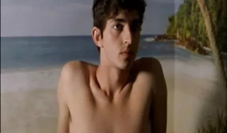 Nagi Pasek zabawia czarny film porno za darmo tłum