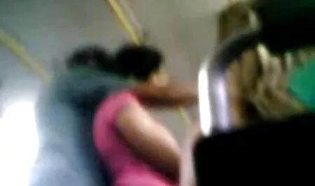 Ściskając jej Duże cycki, aż jej porno za darmo na telefon palce w autobusie